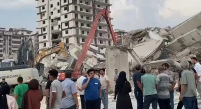 Hasarlı binanın yıkımında çökme yaşandı: Operatör yaşamını yitirdi