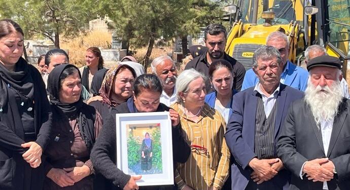 Êzidî Kürt sanatçı Eda Mehdo stranlarla toprağa verildi
