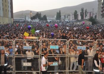 On binlerin katıldığı konserde ‘Bijî Serok Apo’ sloganı