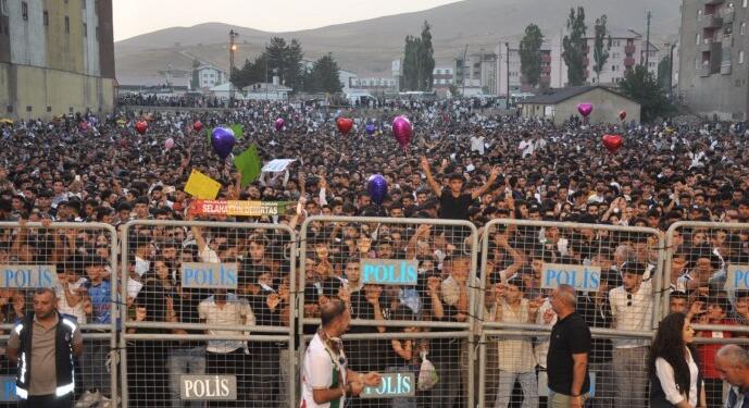 On binlerin katıldığı konserde ‘Bijî Serok Apo’ sloganı