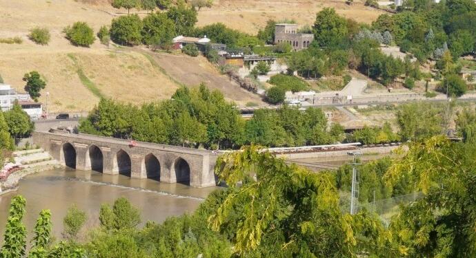 ICOMOS’tan uyarı: Tarihi On Gözlü Köprü tehlikede