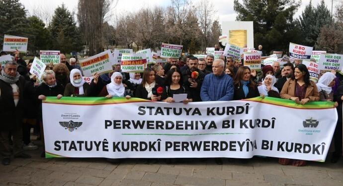 Kayıtlar sürüyor: Bir halkı var eden dilidir