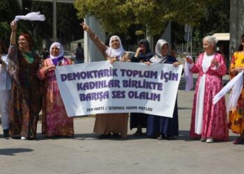 Kadınlardan ‘barış zinciri’ eylemi: Barışın ve demokratik toplumun teminatıyız