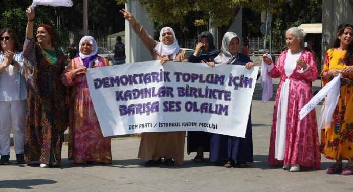 Kadınlardan ‘barış zinciri’ eylemi: Barışın ve demokratik toplumun teminatıyız