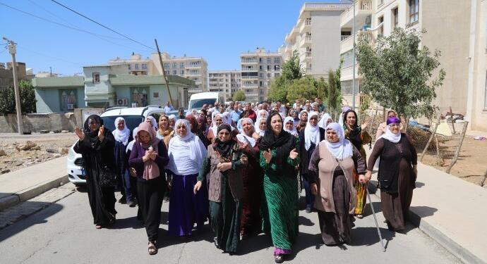 Ay’ın taziyesine kitlesel ziyaret