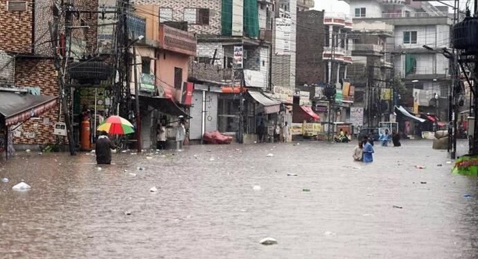 Pakistan’da selde ölenlerin sayısı 330’a yükseldi