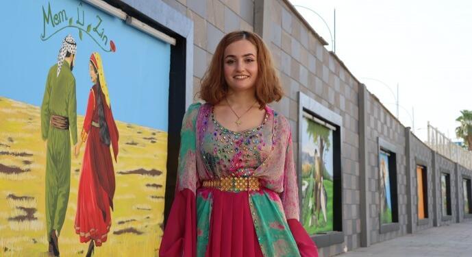 Kürt kültürü ve tarihi belediye binasının duvarlarında