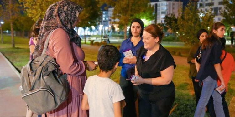 Rezan Belediyesi şiddete karşı broşür dağıttı