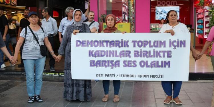 İstanbul’da DEM Partili kadınlardan barış zinciri