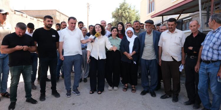 DEM Parti DEDAŞ’ın mağdur ettiği mahalleyi ziyaret etti