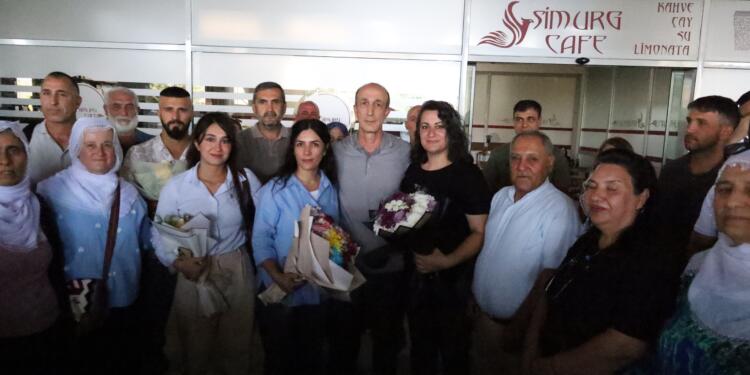 32 yıl sonra tahliye olan Akengin coşkuyla karşılandı