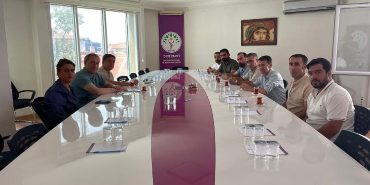 Kayyımın işten çıkardığı işçiler DEM Parti’yi ziyaret etti