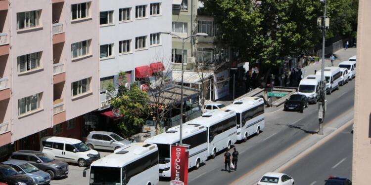 Külliyeye yürümek isteyen memurlara abluka