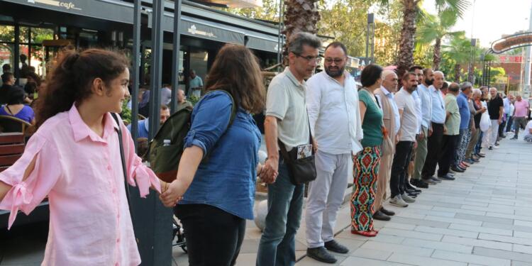 DEM Parti’den İstanbul’da ‘barış için insan zinciri’ eylemi