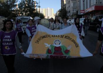 Kadınlardan barış zinciri eylemi: Anadilimiz kırmızı çizgimizdir
