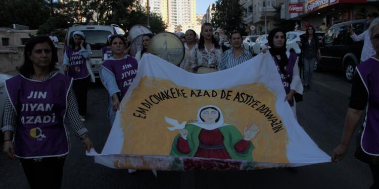 Kadınlardan barış zinciri eylemi: Anadilimiz kırmızı çizgimizdir