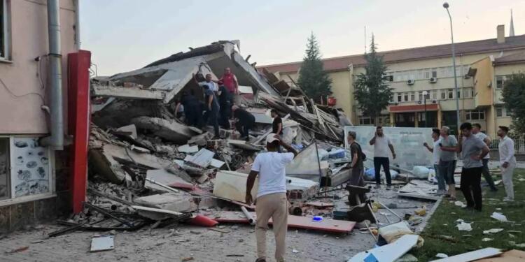 Ali Yerlikaya: Depremde 29 kişi yaralandı