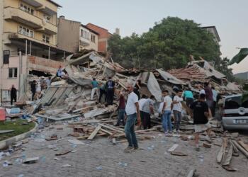 Balıkesir’de 6.1 ve 4 büyüklüğünde deprem: Bazı binalar yıkıldı
