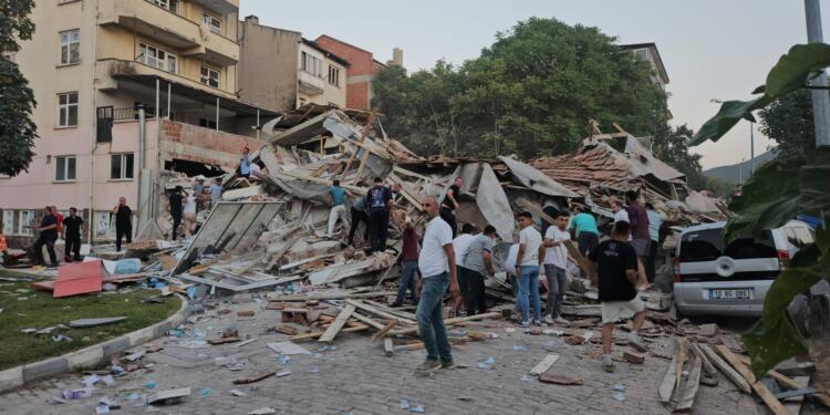 Balıkesir’de 6.1 ve 4 büyüklüğünde deprem: Bazı binalar yıkıldı