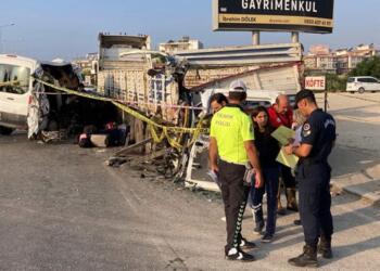 Öğrenci minibüsü TIR’a çarptı: 2 kişi hayatını kaybetti