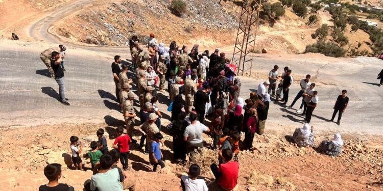 Şirnex’te kadınlar yolu trafiğe kapattı
