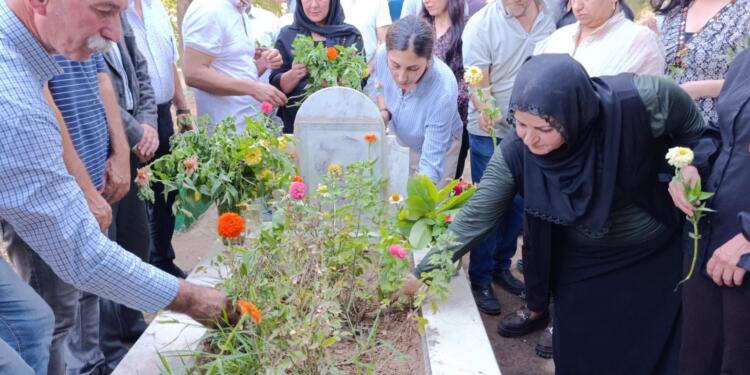 Gazeteci Hüseyin Deniz mezarı başında anıldı