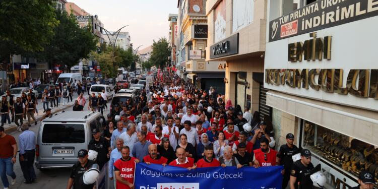 Wan’da kayyımın işten çıkardığı işçilerden AKP önünde açıklama