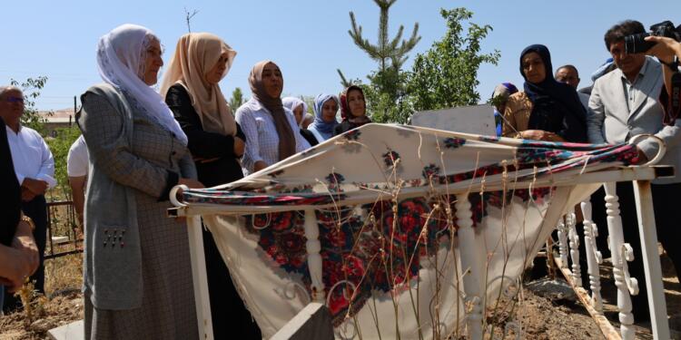 Ekin Wan mezarı başında anıldı: Yolumuzu aydınlatıyor