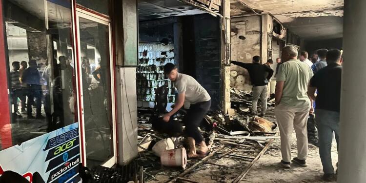 Wan’daki yangında 4 dükkanda maddi hasar meydana geldi