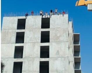 Hatay’da ödeme alamayan işçiler çatıya çıktı