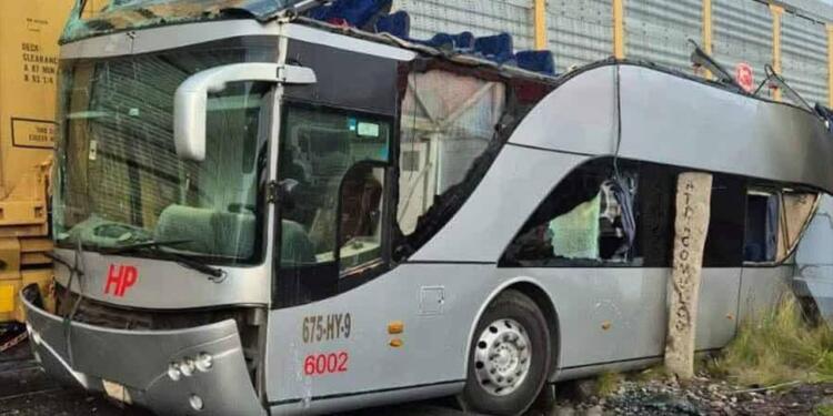 Meksika’da yolcu otobüsü trenle çarpıştı: 8 ölü, 45 yaralı