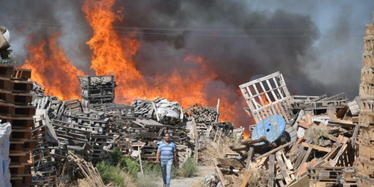 Manisa’da palet fabrikasında yangın