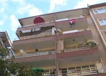 Güngören’de 5 katlı binanın balkonu çöktü
