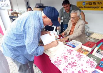 Fuarda Rojava: Ortadoğu Rönesansı kitabı imza etkinliği