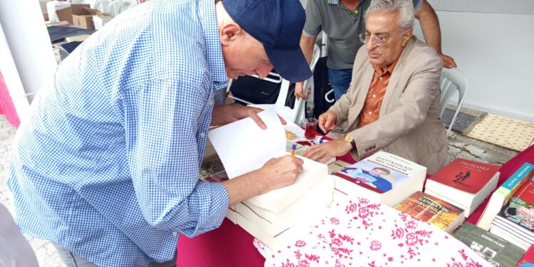 Fuarda Rojava: Ortadoğu Rönesansı kitabı imza etkinliği