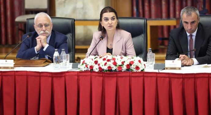 Komisyonda konuşan Koçyiğit: Antidemokratik uygulamalar süreci zehirliyor