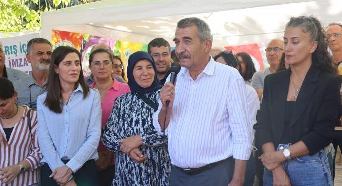 Kayyım atanan belediye eşbaşkanlarından ‘Barış için imza standı’na ziyaret