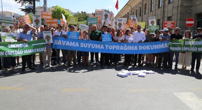 Eskişehir’de madene karşı toplanan imzalar valiliğe sunuldu