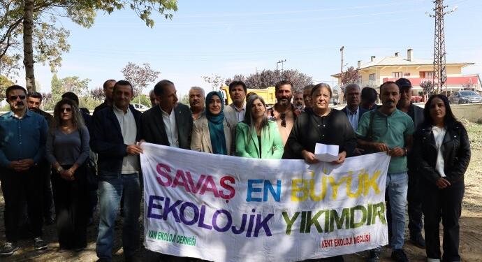 Wan’da ağaç kıyımına tepki