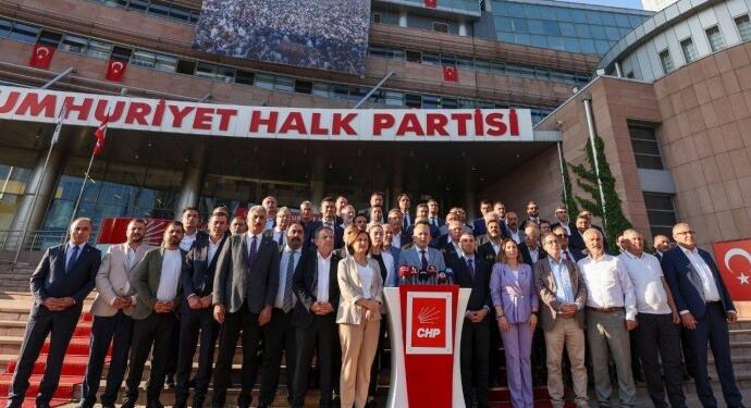 Özgür Özel, CHP’nin 81 il başkanını İstanbul’a çağırdı