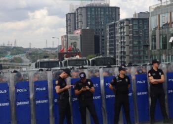CHP önünde protesto sürüyor: Kayyım Tekin ‘adres Sarıyer binası’ dedi