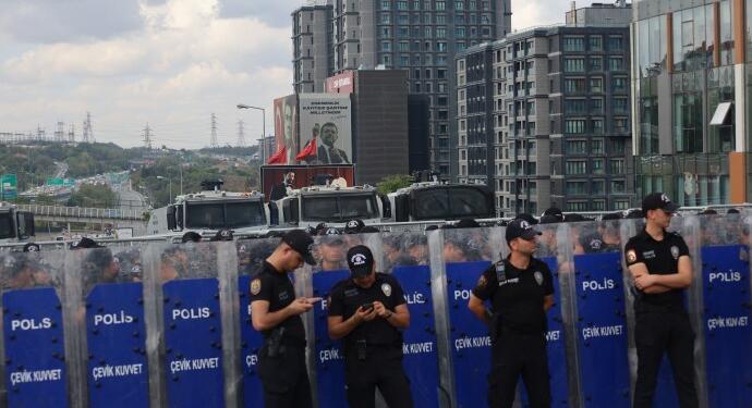 CHP önünde protesto sürüyor: Kayyım Tekin ‘adres Sarıyer binası’ dedi