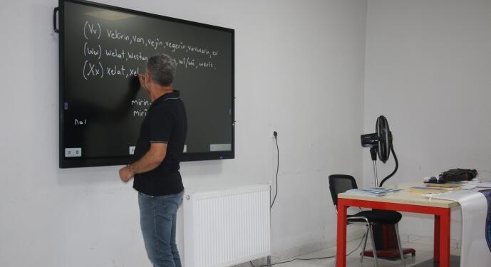 Kürtçe ve Farsça kurslarına ilgi: Çok dilli belediyeciliği benimsiyoruz