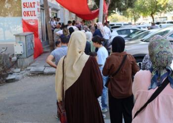 Okullarda forma zorunluluğu: Ücretsiz dağıtılmalı