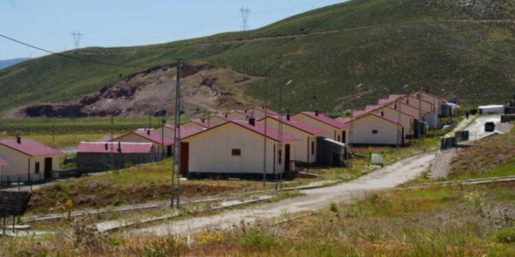 Deprem konutlarında yaz-kış sorun bitmiyor