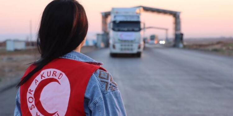 Heyva Sor a Kurd  engellere rağmen yardım için katliam bölgelerinde