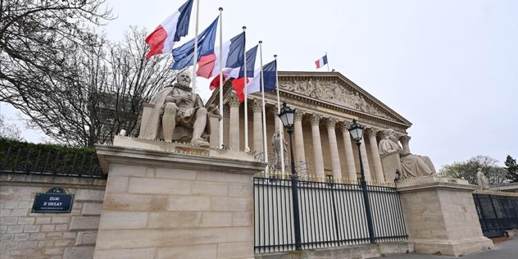 Fransa’da güven oylaması sonrası hükümet düştü