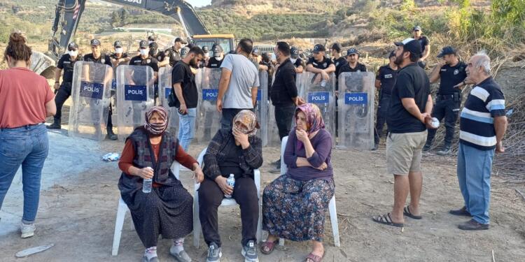 Mandalina bahçelerinde nöbet tutan halka polis saldırısı