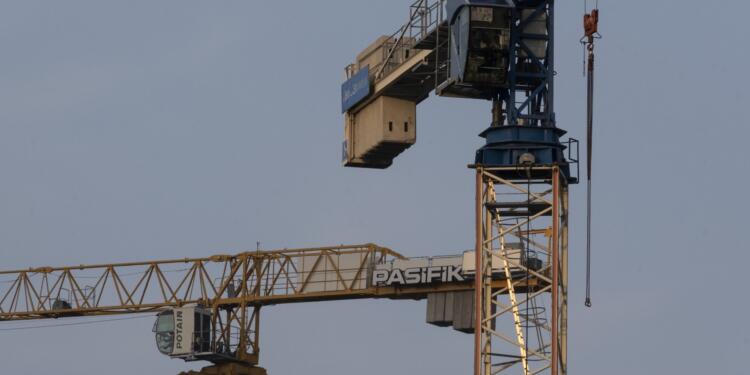 Maaşlarını alamayan işçiler vinç üzerine çıkarak eylem yaptı