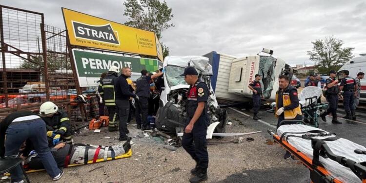 Kamyon ve işçi servisi çarpıştı: 3 ölü 9 yaralı